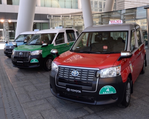 皇冠車行引入的新款「混能的士」。