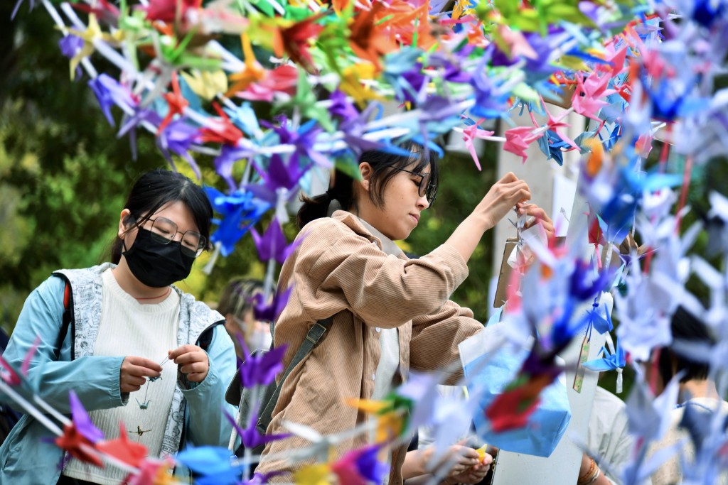 市民折千紙鶴悼念罹難者。 市民折千紙鶴悼念罹難者。