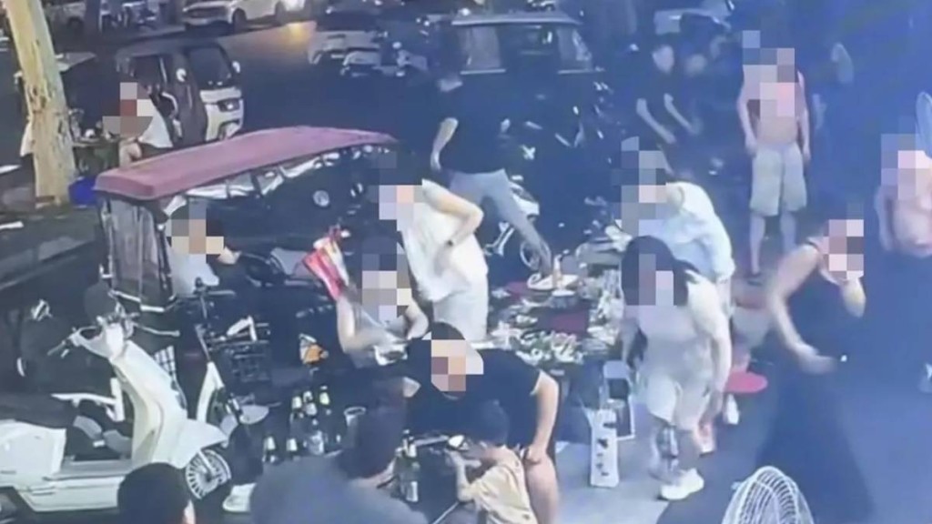 食客被潑不明液體後紛紛走避。極目新聞