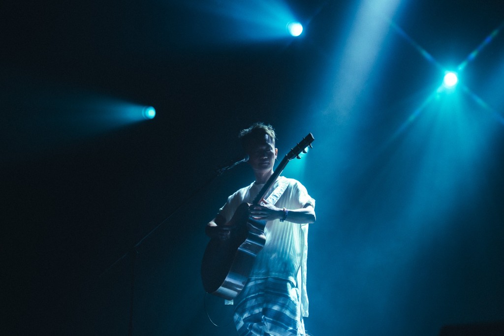 明憙與一峰同樣擁有獨特且療癒的聲線，透過音樂傳遞力量。