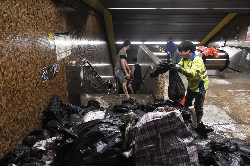 黃大仙站港鐵職員清理情況。