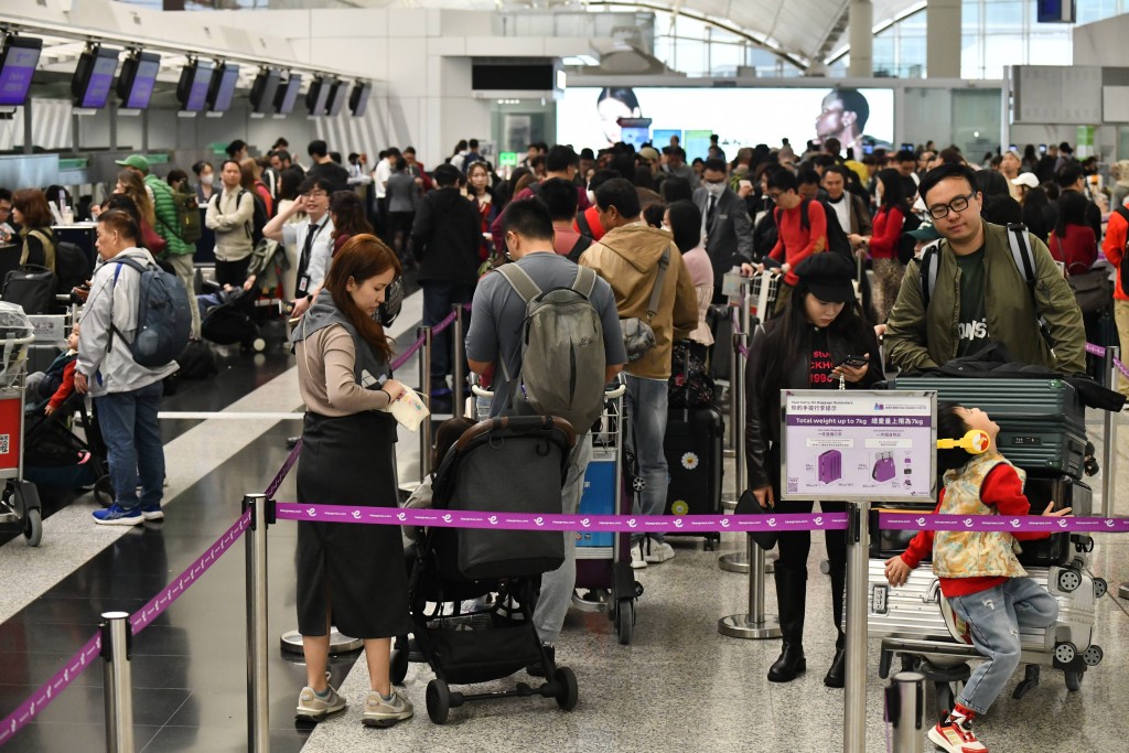 2月22日的单日客运量超过21万人次，为农历新年假期间的高峰。资料图片