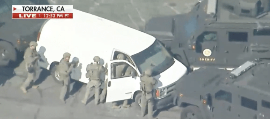 有警員打開車門，相信疑犯此時已在白色輕貨車內自轟亡。