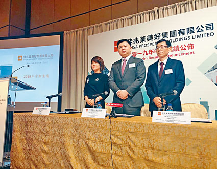 佳兆业美好主席兼执行董事廖传强（中）。