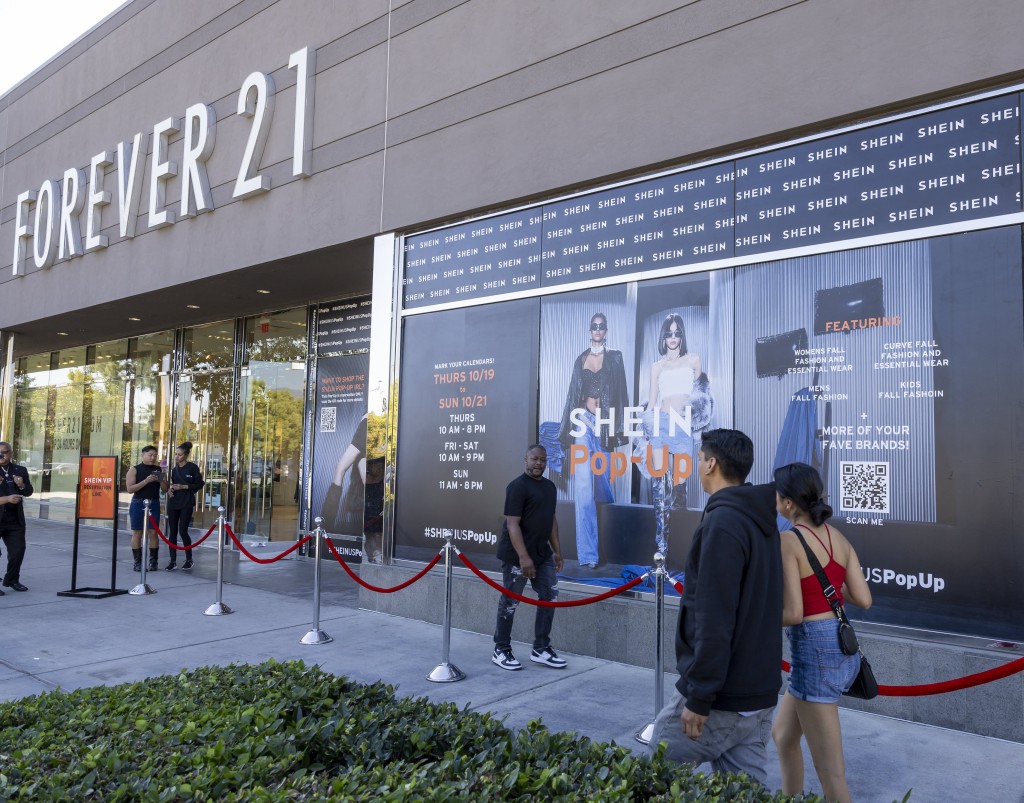 SHEIN今年8月宣布收購Forever 21三分之一股份，本月初兩間公司更簽署了一項授權協議，SHEIN將會設計、製造和分銷一系列Forever 21服裝和配件。Forever 21的美國門市亦能購入SHEIN的服飾，甚至處理SHEIN客戶退貨事宜。
