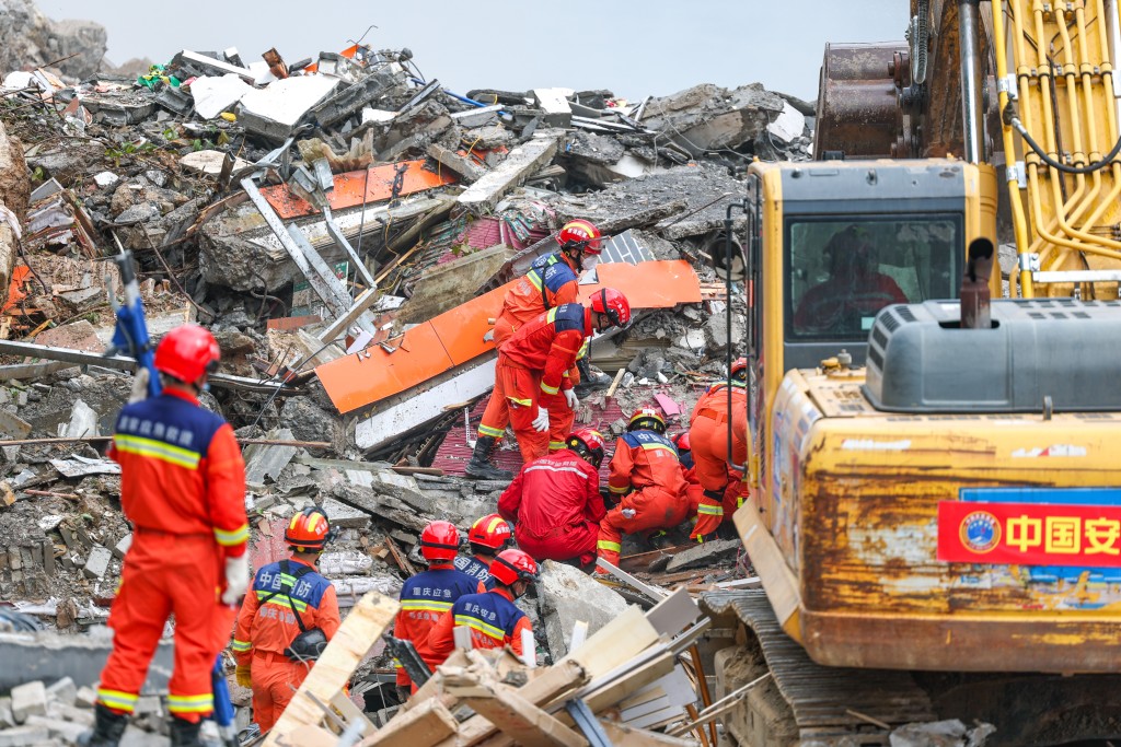  7月17日，救援人员在重庆彭水县山体崩塌现场救援。 新华社