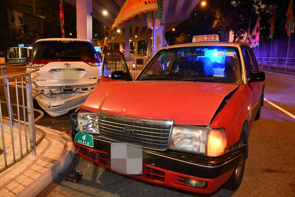 筲箕灣的士與私家車相撞。