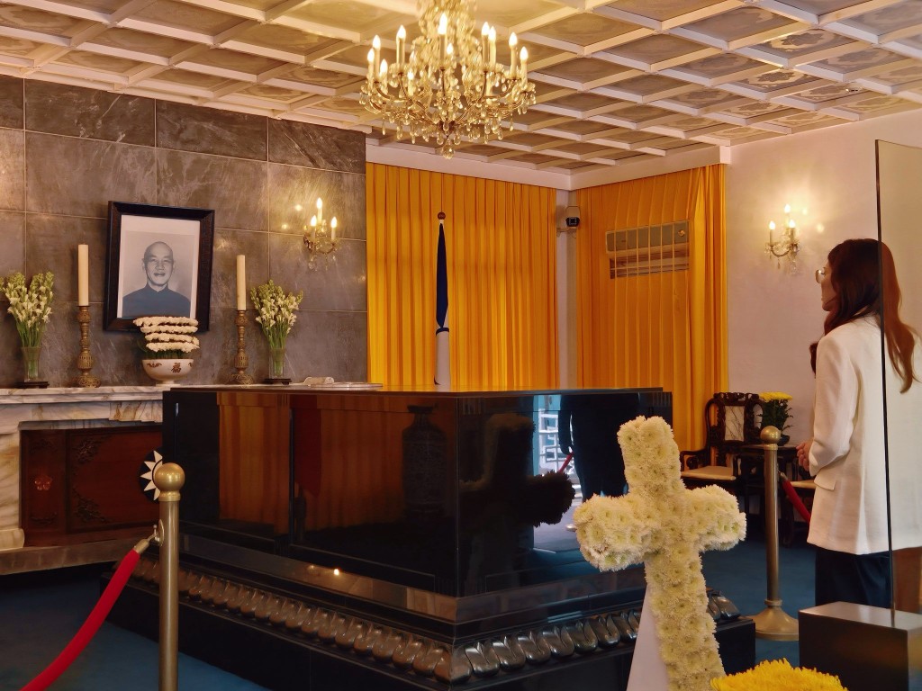 蔣介石逝世51周年，鄭麗文率國民黨黨部主管赴桃園慈湖陵寢獻花致敬。FB