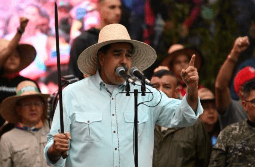 美國總統特朗普對委內瑞拉總統馬杜羅的壓力持續提升,他周二(16日)在社交平台宣佈,正式將馬杜羅政府列為「外國恐怖組織」,並下令禁止所有受制裁的運油輪進出委國。法新社 美國總統特朗普對委內瑞拉總統馬杜羅的壓力持續提升,他周二(16日)在社交平台宣佈,正式將馬杜羅政府列為「外國恐怖組織」,並下令禁止所有受制裁的運油輪進出委國。法新社