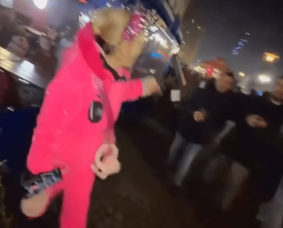 Kunshikitty不甘被辱，轉身指罵。