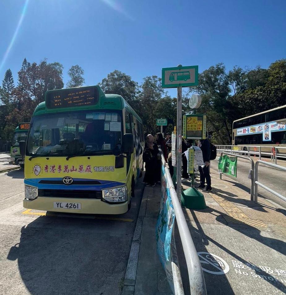 運輸署指，西貢萬宜路下午1時過後重開，小巴營辦商隨即恢復來往北潭涌及萬宜水庫東壩的服務。運輸署FB圖片