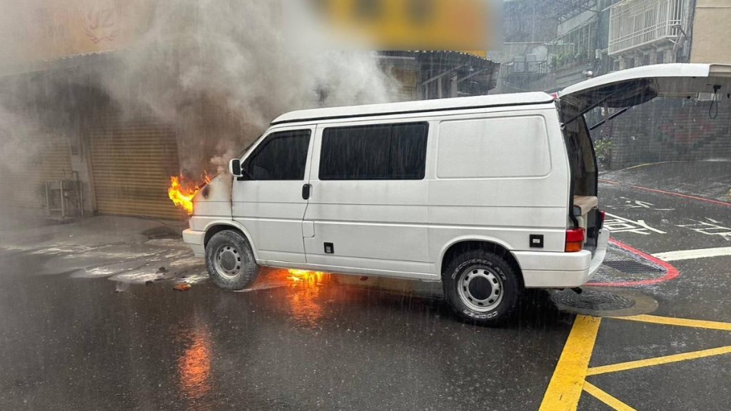 凤小岳车子发生火烧车。（TVBS图片）