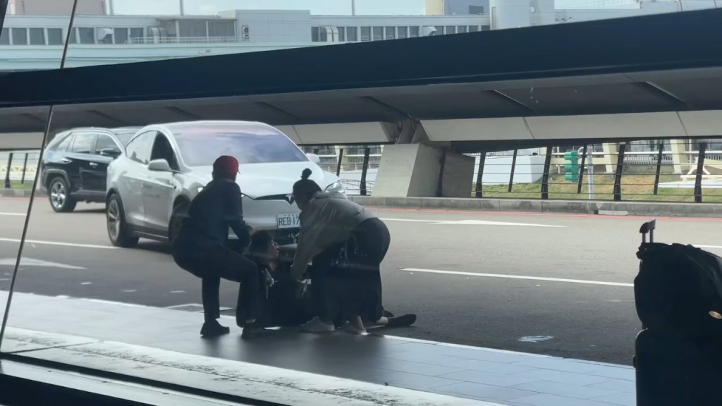 兩名熱心男女上前將女乘客拉回路邊。threads@ysx.tw_47片段截圖 兩名熱心男女上前將女乘客拉回路邊。threads@ysx.tw_47片段截圖
