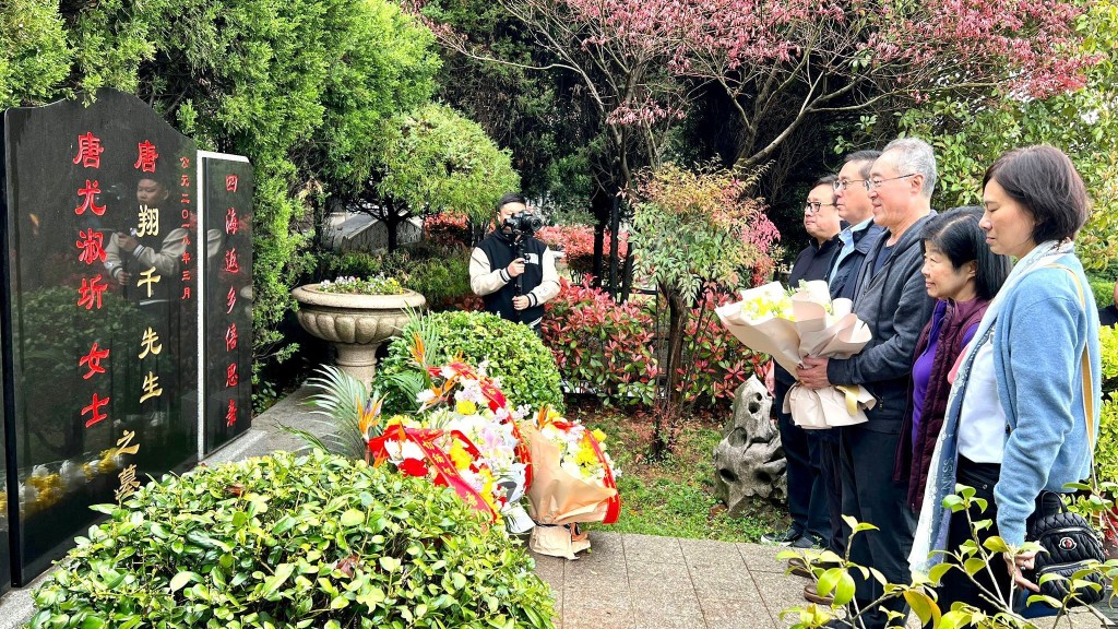 唐英年回無錫家鄉拜祭父親唐翔千。