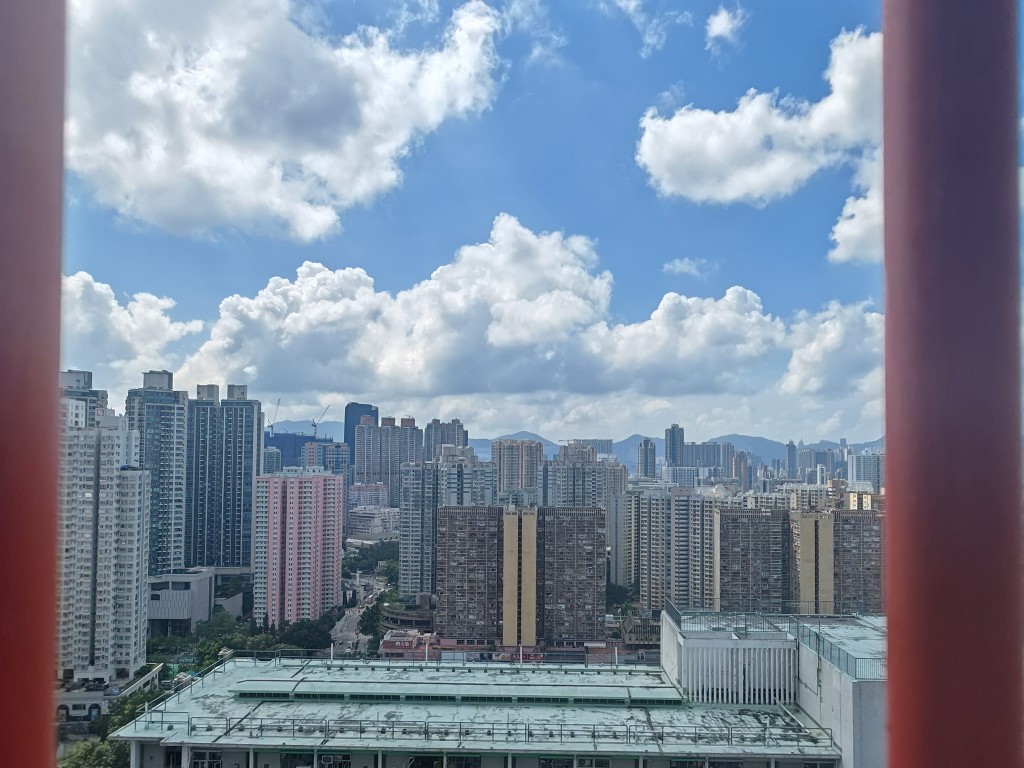 女住戶續指,單位約380呎,屬4-5人單位,當 時的租金為2410元;行6分鐘到港鐵黃大仙站。fb「公屋討論區 - 香港facebook群組」截圖 女住戶續指,單位約380呎,屬4-5人單位,當 時的租金為2410元;行6分鐘到港鐵黃大仙站。fb「公屋討論區 - 香港facebook群組」截圖