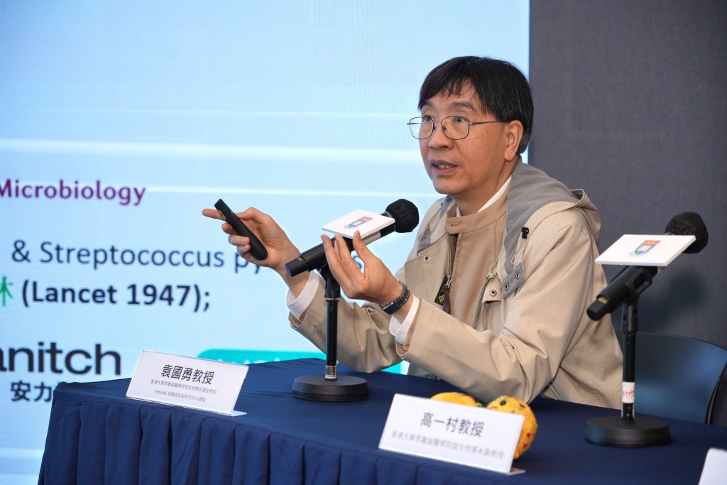 港大医学院微生物学系讲座教授袁国勇表示，7成湿疹患者会感染金黄葡萄球菌，但以类固醇及抗生素治疗湿疹严重患者，并非长远办法。