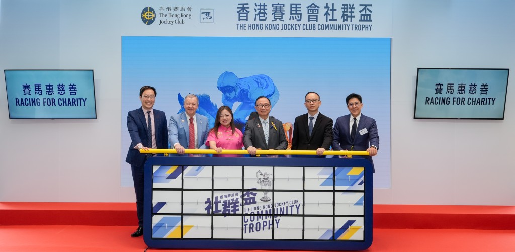 文化體育及旅遊局局長羅淑佩（左三）、中央人民政府駐香港特別行政區聯絡辦公室宣傳文體部副部長林枬（右二）、馬會主席廖長江（右三）、馬會行政總裁應家柏（左二）、立法會議員霍啟剛（右一）及體育專員蔡健斌（左一）出席於沙田馬場舉行的社群日並擔任主禮嘉賓。