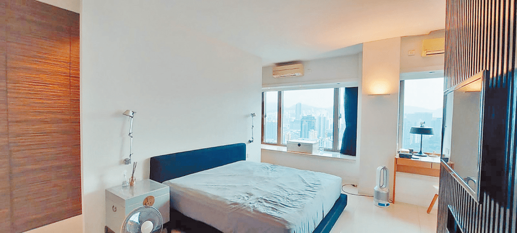 房間空間偌大，以灰色為主調，營造舒適睡眠空間。
