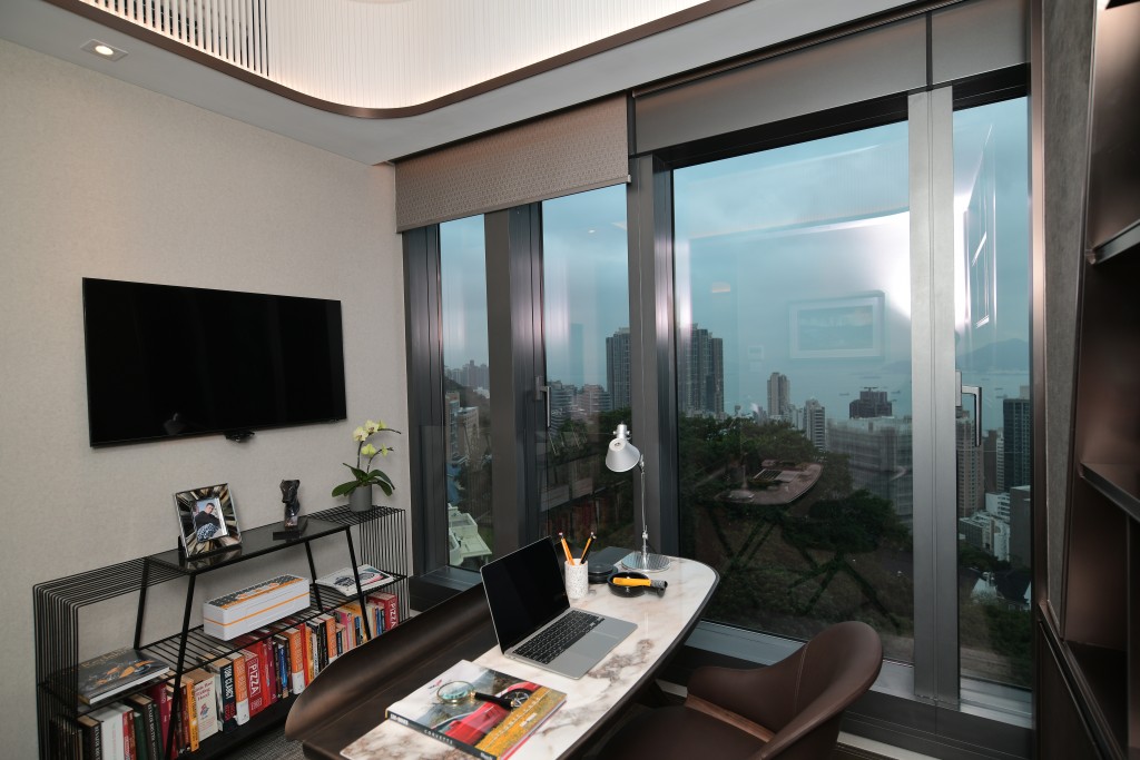 經設計師改動的書房設大窗，將自然光綫引入室內。