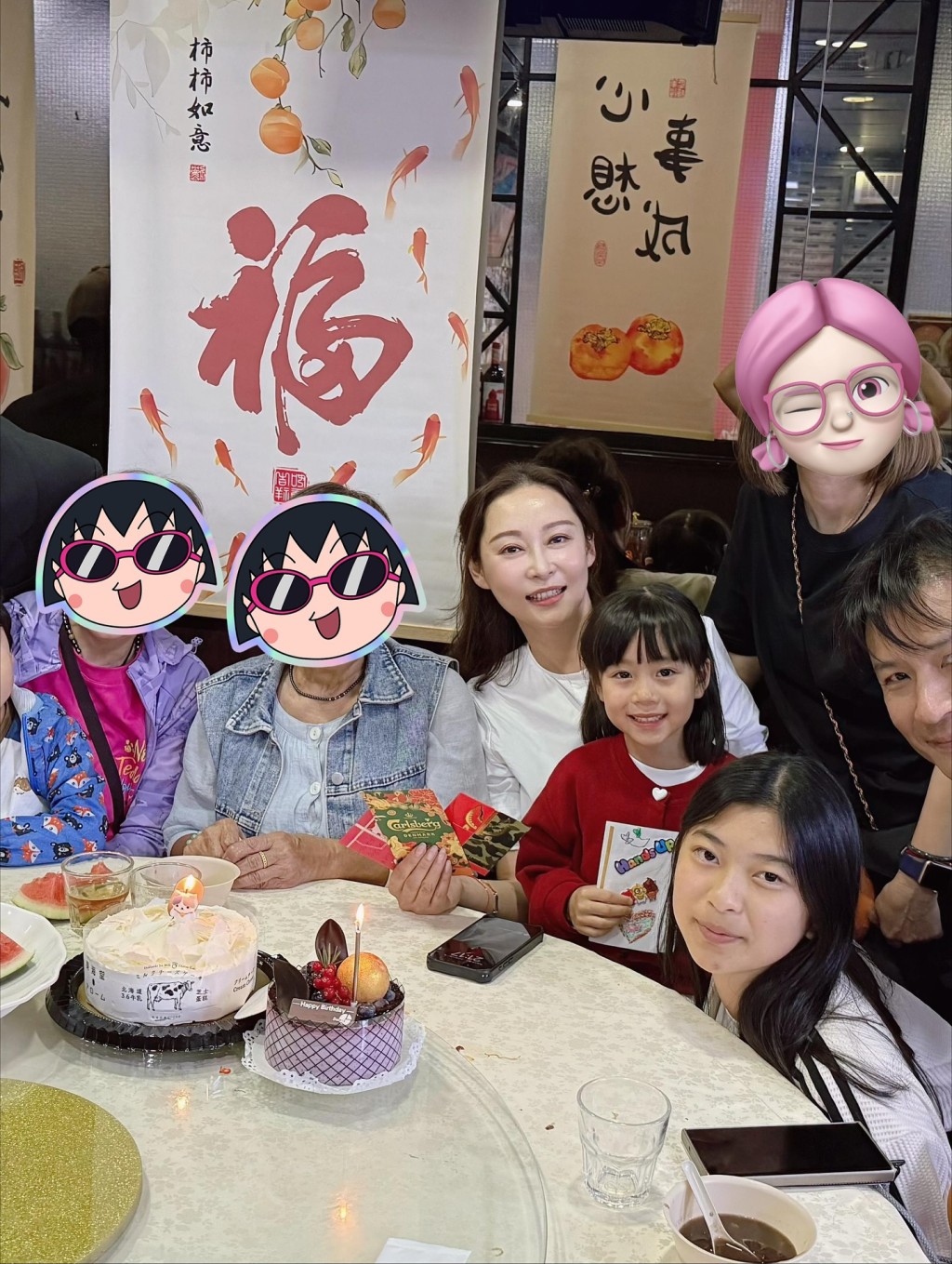 壽星女楊卓娜與家人食飯慶祝,開心得笑到見牙不見眼。 壽星女楊卓娜與家人食飯慶祝,開心得笑到見牙不見眼。
