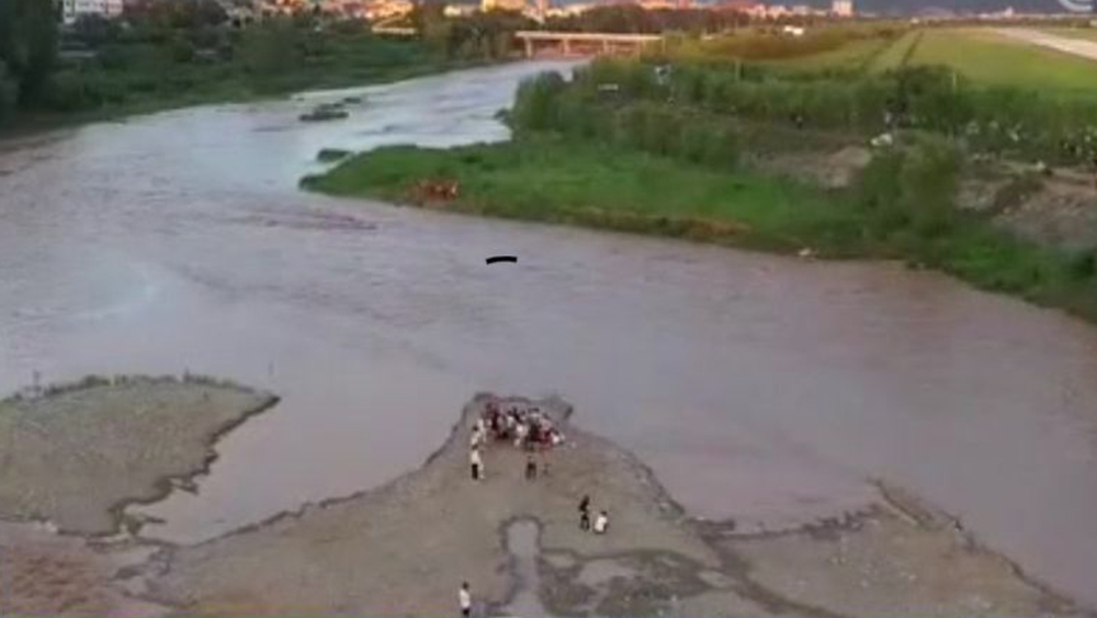 河灘遊玩突遇水漲陝西53人被困。