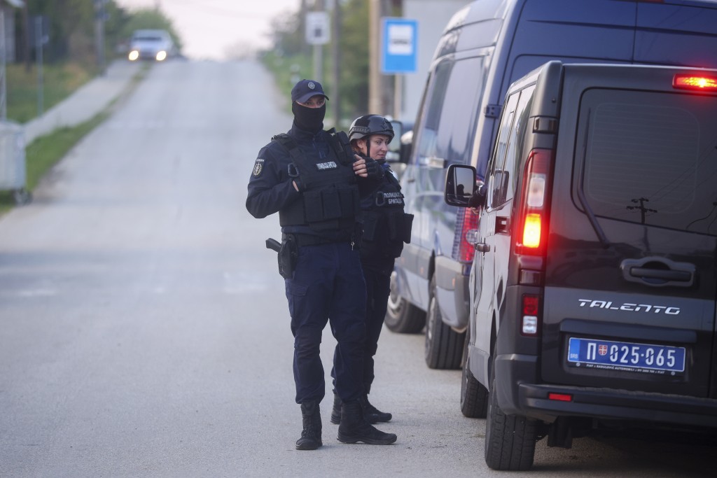 塞尔维亚再爆重大枪击案，警方封锁道路追捕枪手。AP