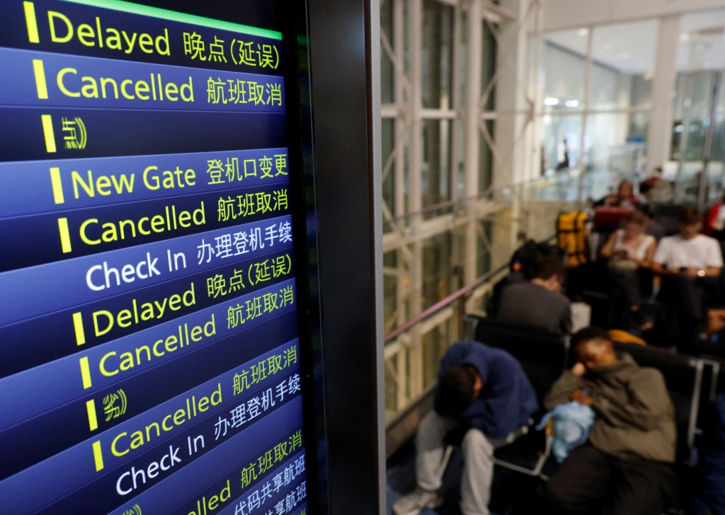 羽田機場昨日有大批旅客滯留。路透社