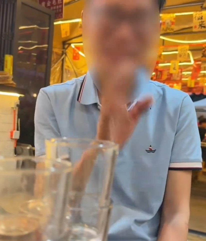 男子在火鍋店突搭老闆娘香肩。百姓關注