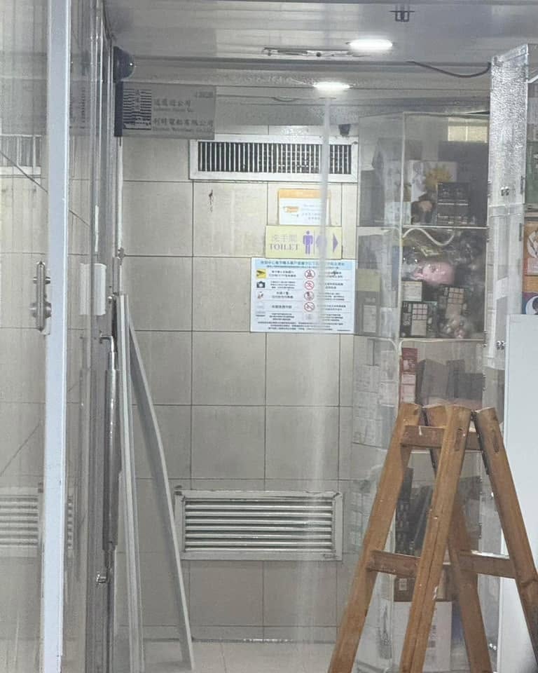 有商戶搬期間不慎撞爛走廊的消防花灑頭。網上圖片 有商戶搬期間不慎撞爛走廊的消防花灑頭。網上圖片