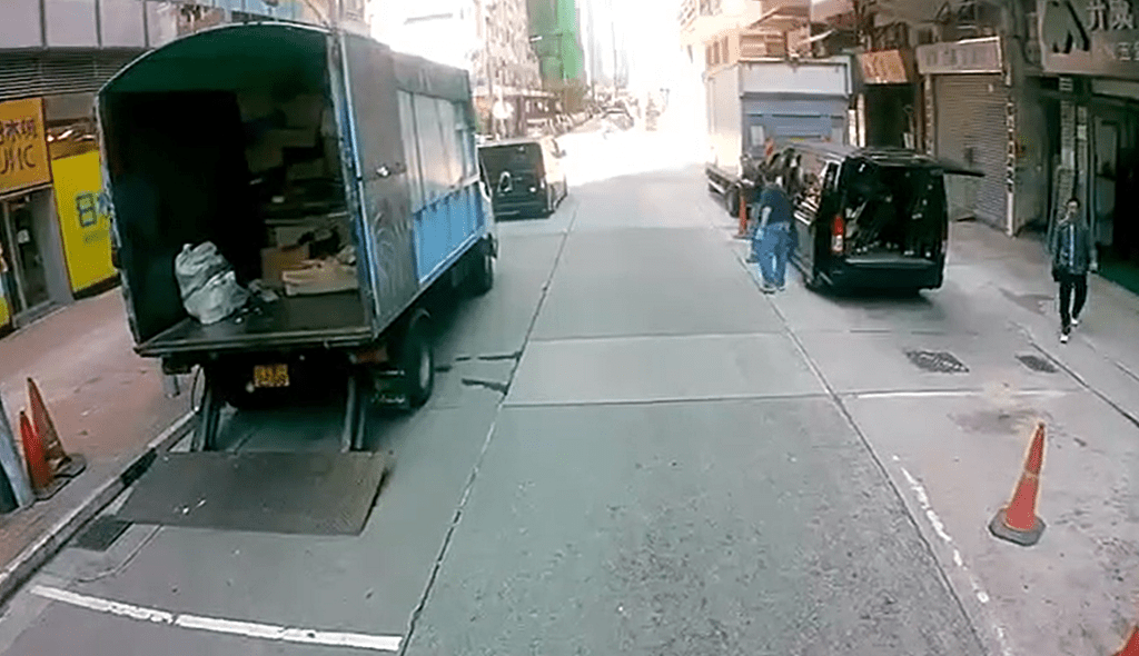 男途人自行爬起身。fb：車cam L（香港群組）