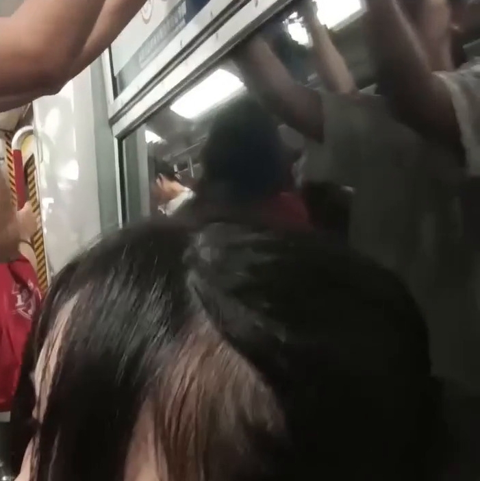 有港鐵乘客早前於列車行駛期間，懷疑在好奇 心作祟下，無端端開啟車廂內的「緊急窗」， 之後卻唔識收科，驚險地未能立即把窗關上。Threads截圖