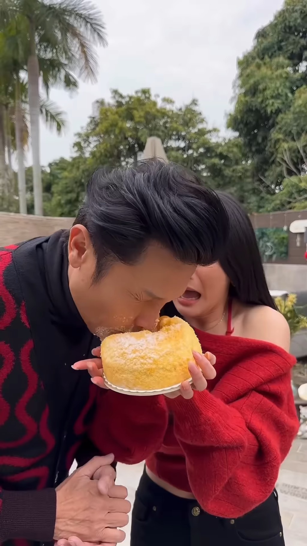 見關楓馨將蛋糕推到爸爸面上。
