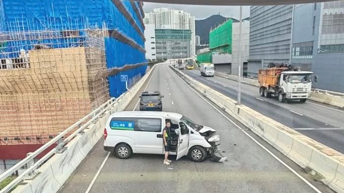 客貨車意外後打撗亘在路中。fb馬路的事 (即時交通資訊台)