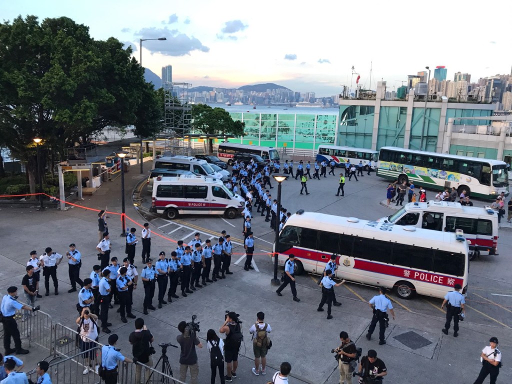 逾百警員封鎖金紫荊廣場。