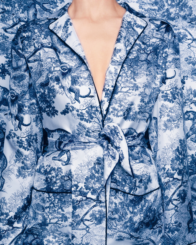 將Tone-on-tone或不同圖案的絲巾繫於腰間，成為簡單卻吸睛的裝飾。