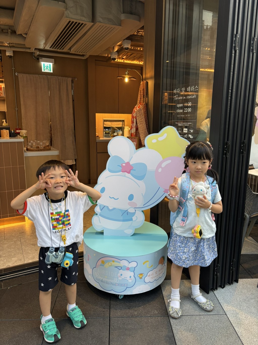 大受歡迎的Sanrio人氣角色Cinnamoroll（玉 桂狗）與Terrace in seaside及AIRSIDE合作推出 Cinnamoroll主題限定Café，場內外打卡點滿滿！（圖片來源：《親子王》）