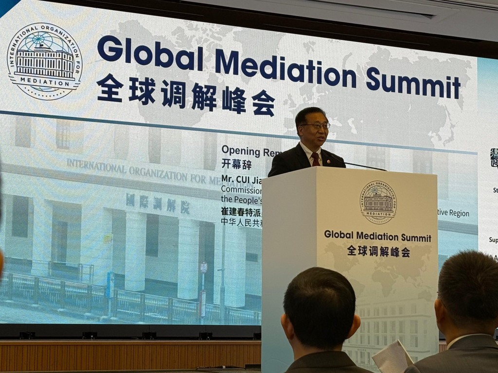 外交部駐香港特別行政區特派員公署崔建春致辭。