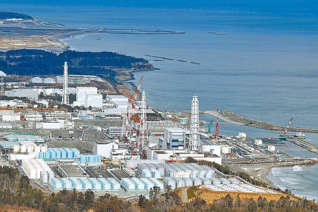 福岛第一核电厂和核污水储水罐。 新华社