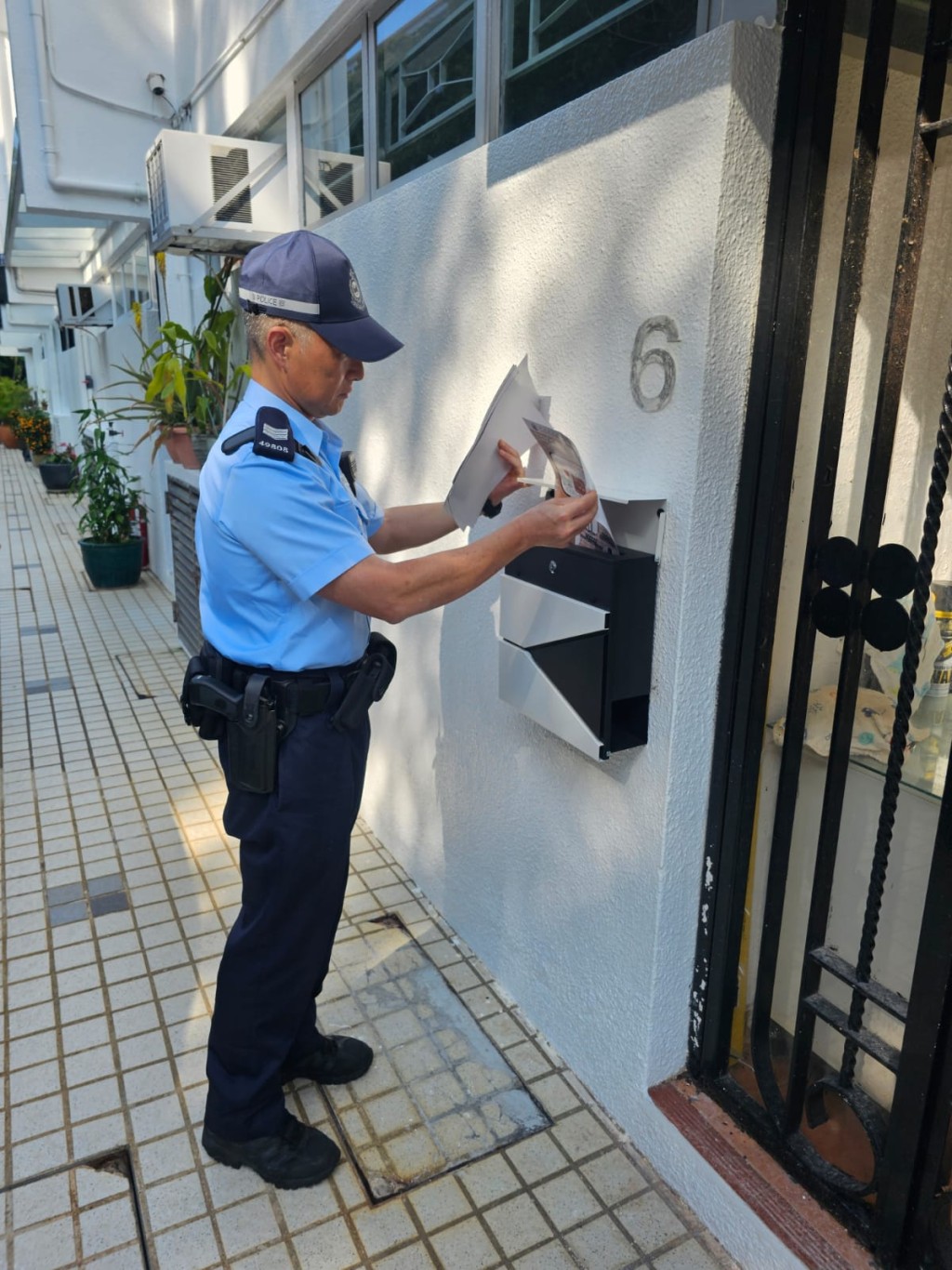 警員亦向鄉村村民派發單張，提醒他們離家前鎖好門窗。警方圖片