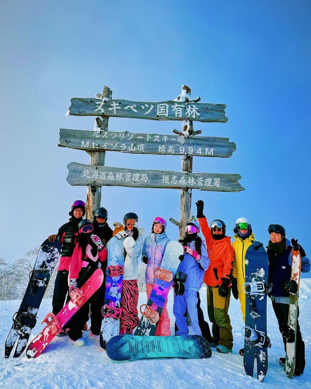 李彩华最近与朋友一起去北海道滑雪。
