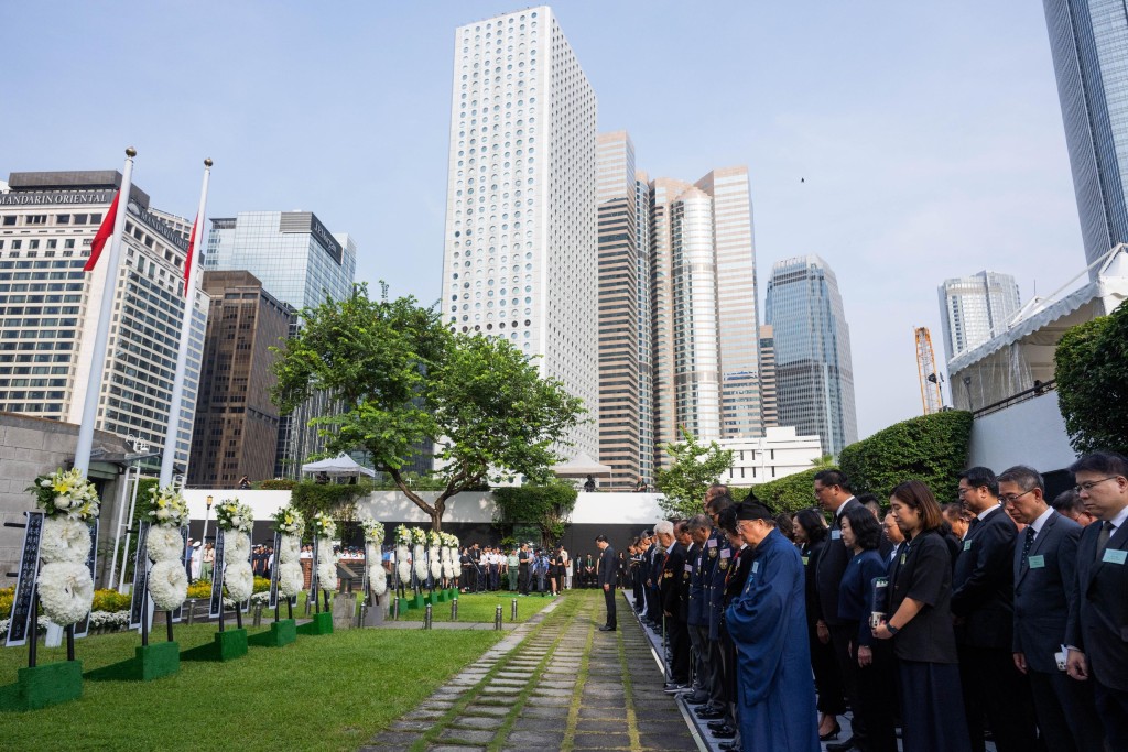 李家超率政府高層官員早上到大會堂紀念花園出席官方紀念儀式。政府新聞處