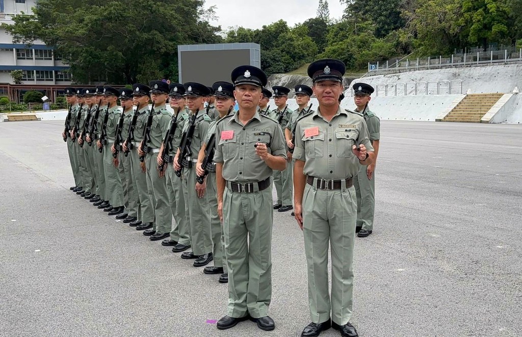 香港警察學院學警訓練班班主任、警署警長鄒嘉健(前排左)見證不少市民成為團結一致、紀律嚴明的警務人員。 香港警察學院學警訓練班班主任、警署警長鄒嘉健(前排左)見證不少市民成為團結一致、紀律嚴明的警務人員。