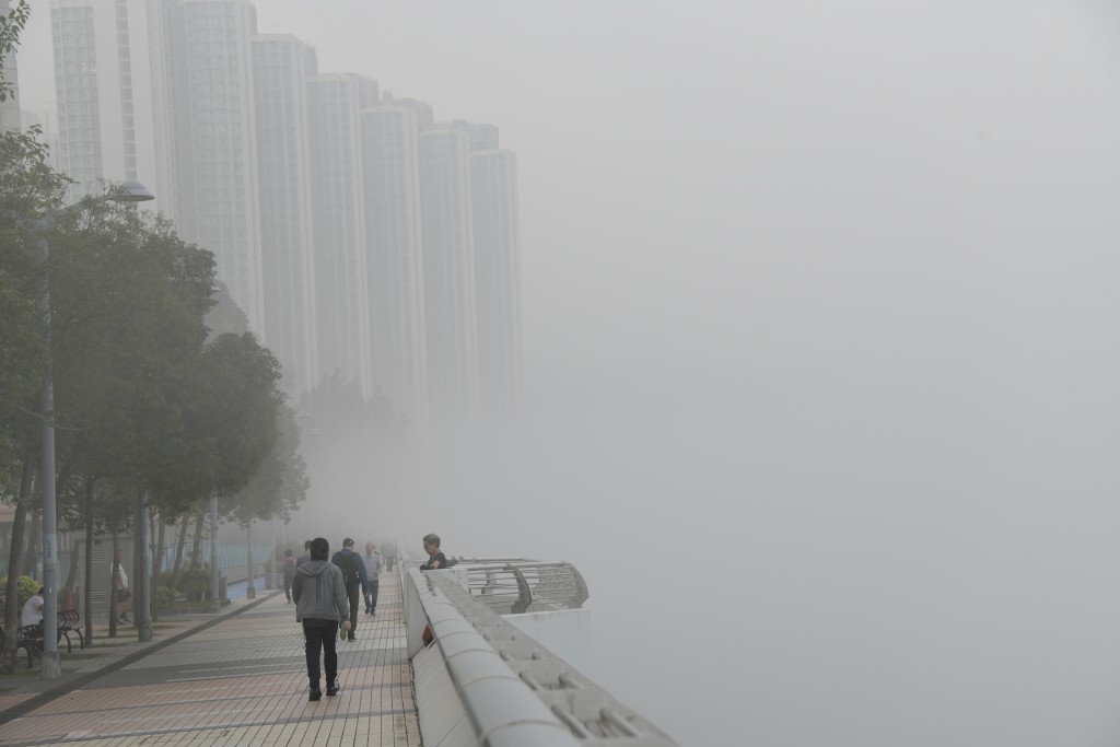 本港今日多區濕度錄得高達90%，甚至達100%。黃偉強攝