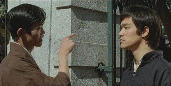 元華第一次參與演出的電影是《精武門》，也是擔任李小龍翻跟斗的指定替身。