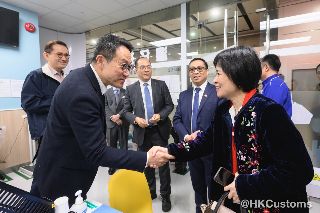東盟成員國駐港總領事及香港紅十字會於12月29日聯合發起為期三日的捐血活動。海關關長陳子達以身作則參與捐血，以實際行動踐行救助承諾。香港海關FB圖片