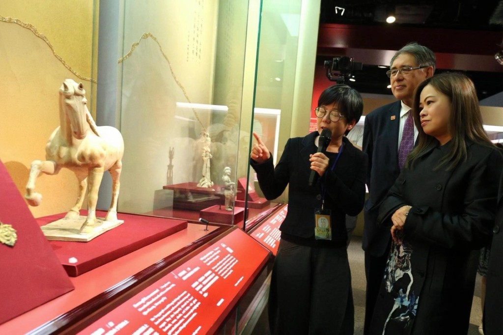 一眾嘉賓欣賞「香港賽馬會呈獻系列：長安萬象 — 陝西隋唐文明展」。