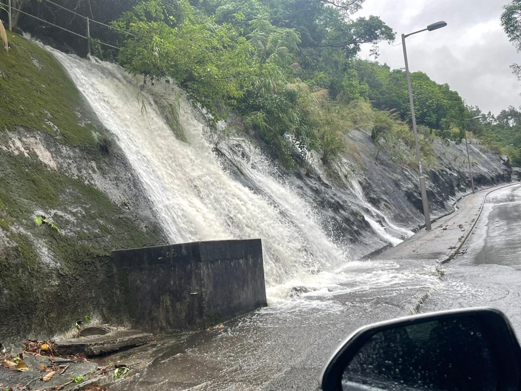 西貢有大量雨水從斜坡傾瀉。