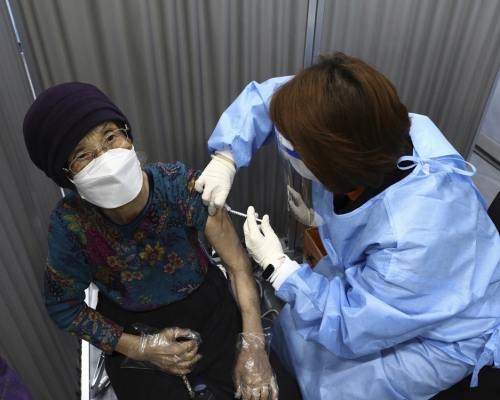 南韓大約87.7萬人已經接種了第一劑疫苗。AP圖片