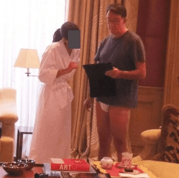 司法部文件中有一張未標註日期照片，照片中文德森僅穿T恤與內褲，與身旁一名臉部已被美國當局遮蔽、穿浴袍的女子談話。