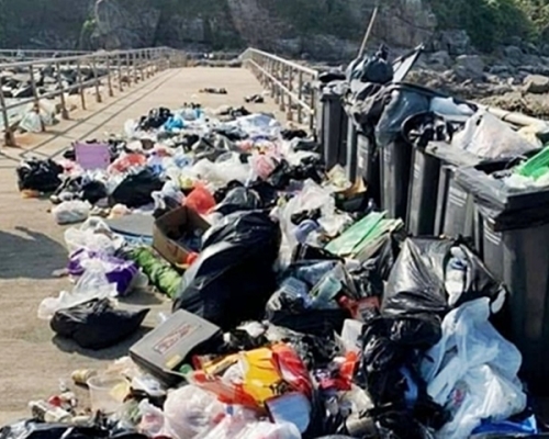 東龍島碼頭滿地垃圾堆積。網民Vivian Chow圖片